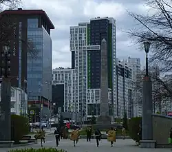 Обелиск у Вечного огня на площади