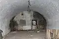 Один из уцелевших казематов. В его стене видим заложенное кирпичом окошко в вентиляционную потерну.