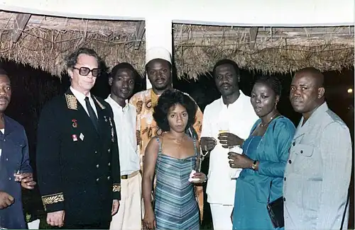 В. И. Агапов с группой бенинских студентов, приём в резиденции посла, 1983 г.