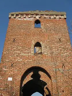 Руины башни замка