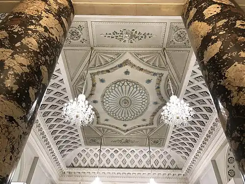 Потолок столовой, вид из ниши для музыкантов