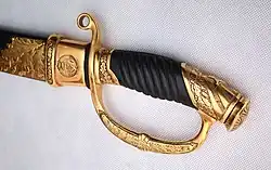 Почётное оружие с золотым изображением Государственного герба СССР