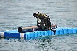 Преодоление водной полосы препятствий участниками международного конкурса по водолазному мастерству «Глубина».