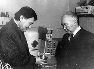 Профессоры К. К. Кадыржанов и А. К. Жетбаев в институте ядерной физики