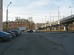 Прямой проспект у переулка Матюшенко. Справа — трамвайная эстакада с Володарского моста