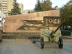 Пушка слева от начала аллеи