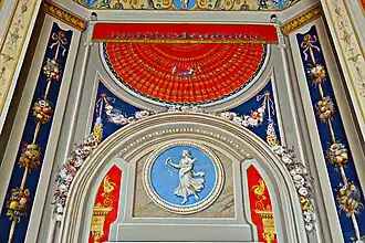 Туалет Венеры, гирлянды, фрукты