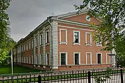 Здание бывшей казармы Гусарского полка на Парковой улице (дом № 52) у начала Госпитального переулка