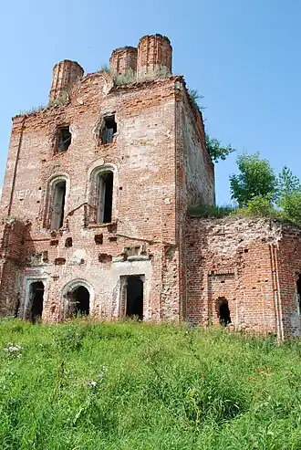 Руины Пятницкой церкви на городище Мосальского кремля