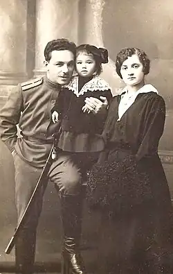 C женой Лидией и дочерью, 10 июня 1916.