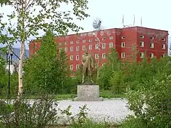 Памятник В. В. Маяковскому в посёлке городского типа Синегорье Магаданской области