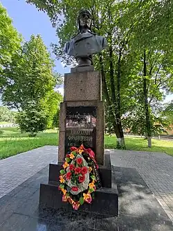 Бюст Н. Гастелло в Радошковичах, на площади, носящей его имя.