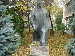 Памятник Раде Йовчевскому во дворе гимназии г. Скопье