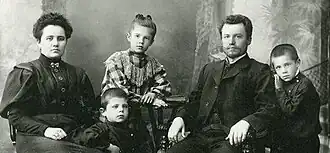С женой Елизаветой Алек­сандровной и  детьми: Александром, Еленой, Николаем (рядом с отцом). 1908