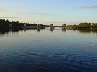 Регулирующая плотина Нискакоски (недействующая) на месте бывшего порога