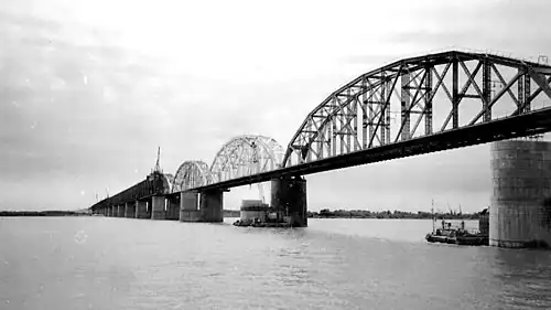 Июнь 1997 года. Первый этап реконструкции.Уширение опор и монтаж на них новых пролётов.