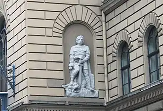 Статуя Лачплесиса, установленная в 2007 г. (оригинал демонтирован в 1950 г.)