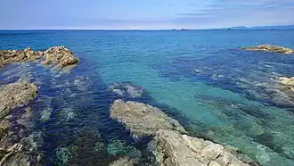 Каменная платформа на прибрежной полосе: в 800 м к северу от бухты Отрада