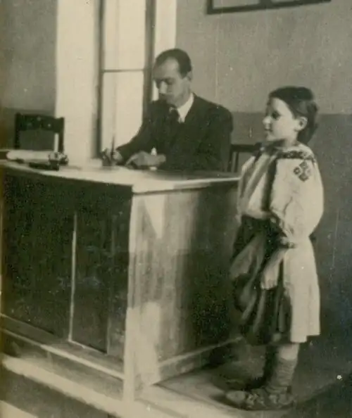 Рознийчук преподаёт в школе села Лисичево Иршавского района (~ 1942—1943)