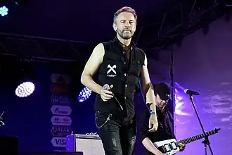 (Слева направо) Ведущий вокалист Роман Черницын и Максим Постельный (Гитара)