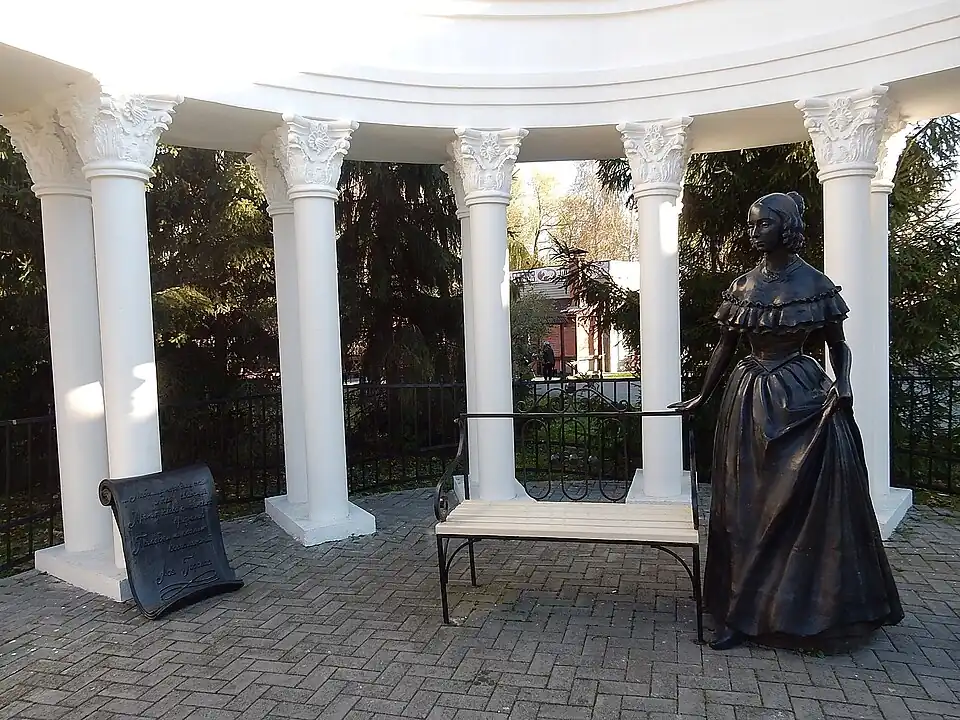 Ротонда. «Онегинская» скамья