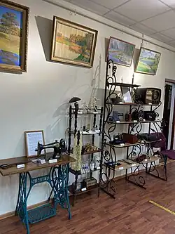 Техника советского периода. На стене — картины художника Юрия Константиновича Мочёнова.