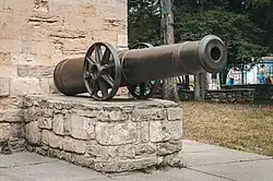 Старинное орудие у Русских ворот