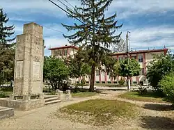 Военный паметник, на заднем плане здание мэрии