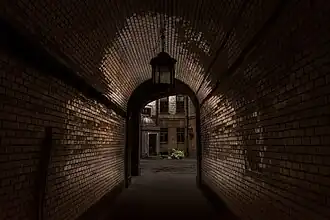 Галерная улица, 55. Подворотня дома, где произошло «нападение» на Пчёлкину