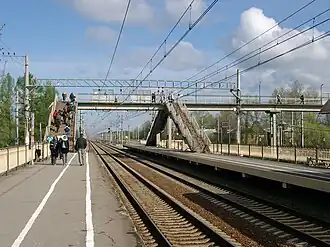 Надземный пешеходный переход над платформами