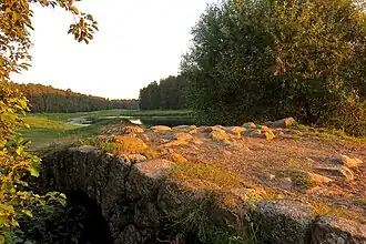 Валунный мост через ручей в Савинских Горках, на старом тракте вдоль Тверцы