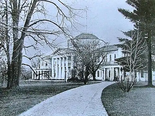 Садовый фасад дворца