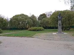 Верхняя часть сада. Памятник Мосину.