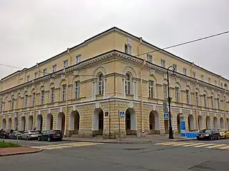 Вид на здание Новобиржевого Гостиного двора и пересечение Менделеевской линии с Биржевым проездом