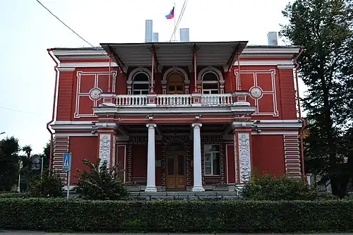 Боковой фасад со входом под балконом