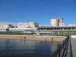 вид с мола на новый пляж