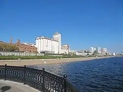 новый пляж, вид с мола на восток