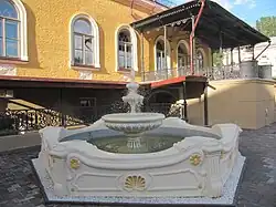 Балкон и фонтан во дворе