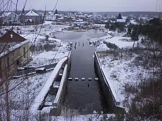 Плотина и водосброс водохранилища. Слева здание старого завода.