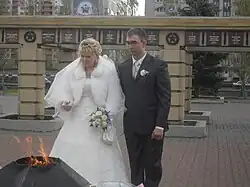 Молодожёны возлагают цветы к вечному огню