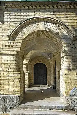 Крыльцо придела