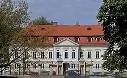 Вид на дворец со стороны пруда.