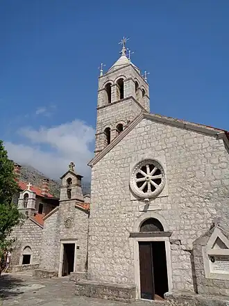 Слева направо: церковь архидиакона Стефана, церковь Успения Богородицы, церковь Святой Троицы