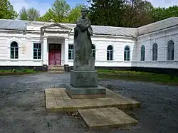 Памятник Шевченко на территории Усадьбы Лизогубов в Седневе