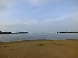 Направо — протока Иннокентьевская и выход в основное русло Амура, налево — протока Хоринская.