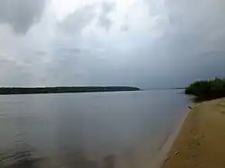 Вверх по Челнинской протоке, вдали — основное русло Амура.