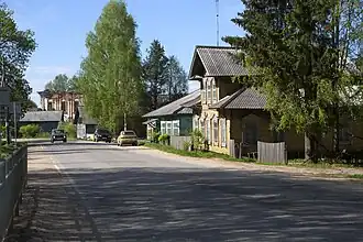 Улица Первомайская. На заднем плане Троицкая церковь с обрушенным куполом (май 2018)