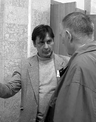 Сергей Равин (слева) и руководитель оркестра Лев Бекасов в кулуарах фестиваля «Клуб Движение Встречает Друзей - 2003»