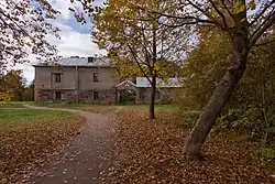 Вид из парка на здание фермы в ансамбле Сергиевки. Слева проходит Цветочная улица