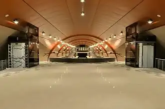 Вид с верхнего яруса на спуск к платформам.